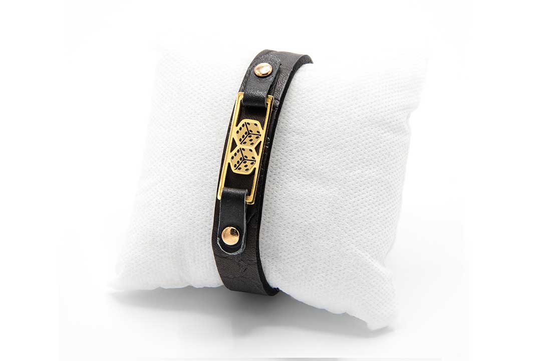 دستبند چرمی مشکی با طرح تاس مدل یک
