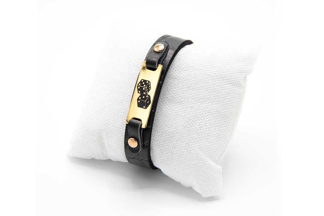 دستبند چرمی مشکی با طرح تاس مدل دو