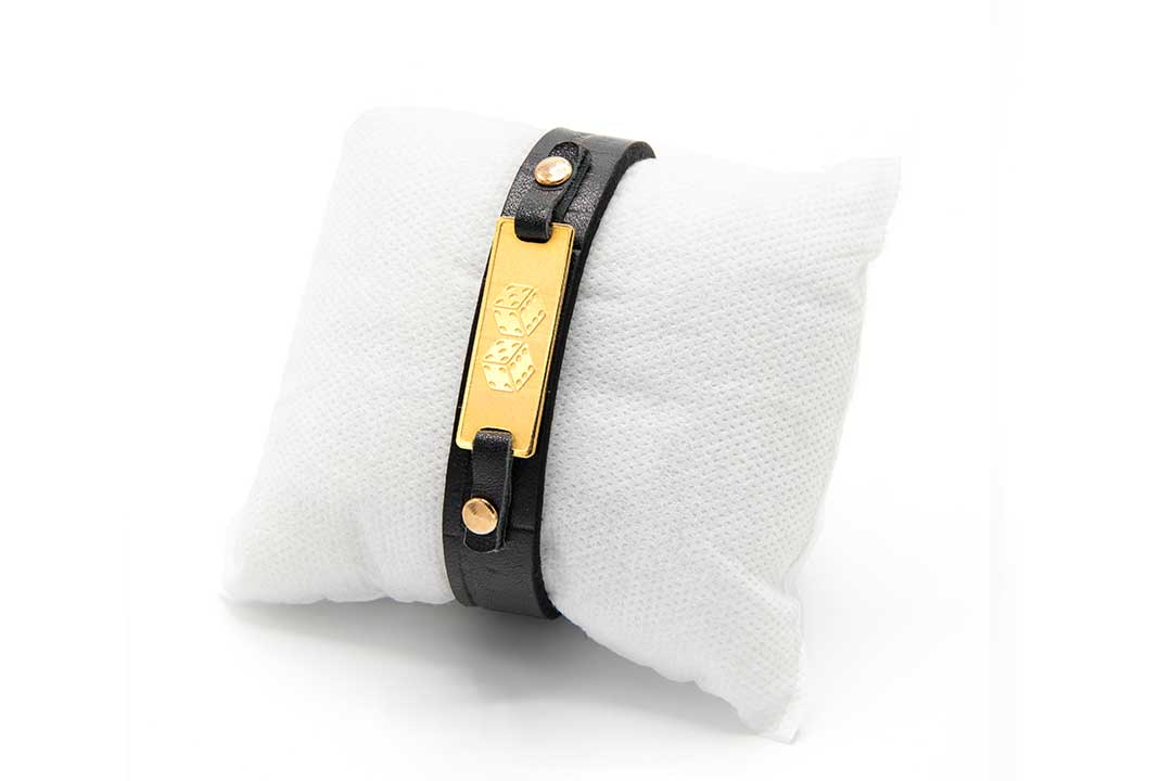 دستبند چرمی مشکی با طرح تاس مدل سه