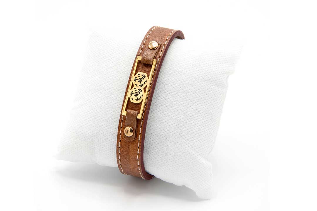 دستبند چرمی قهوه ای با طرح تاس مدل یک