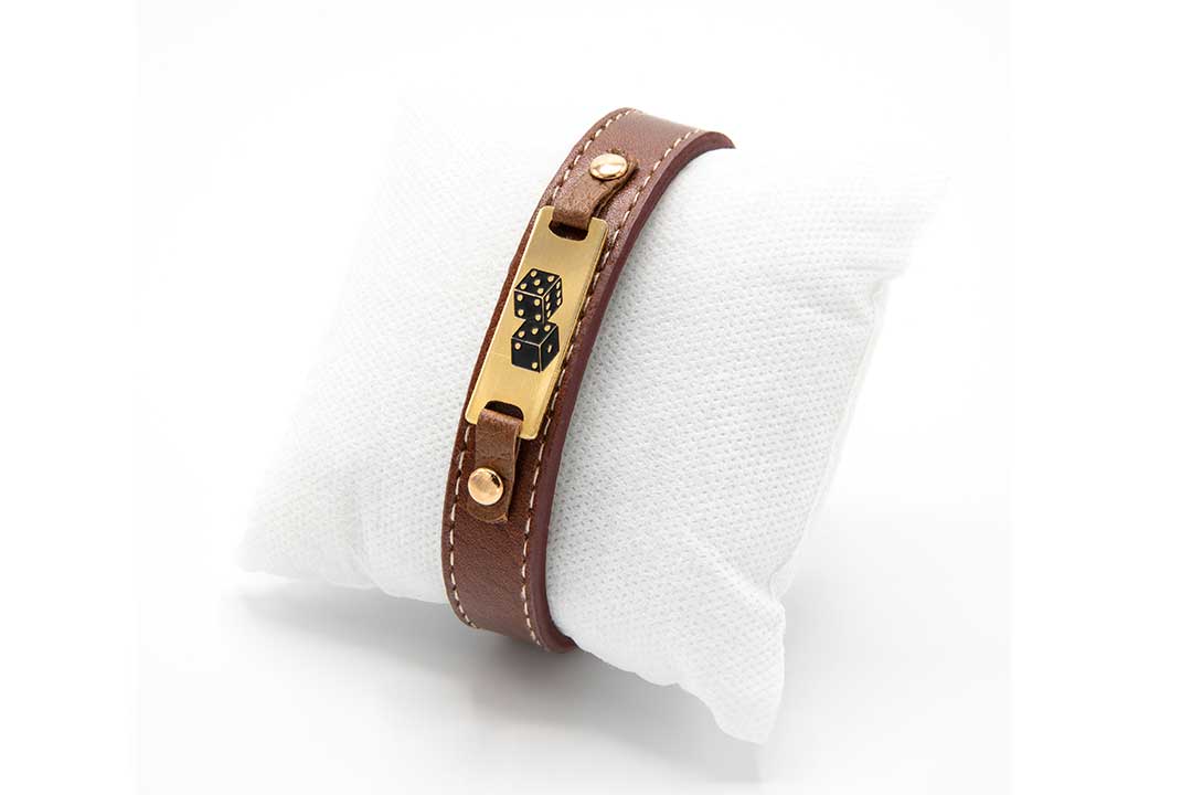 دستبند چرمی قهوه ای با طرح تاس مدل دو